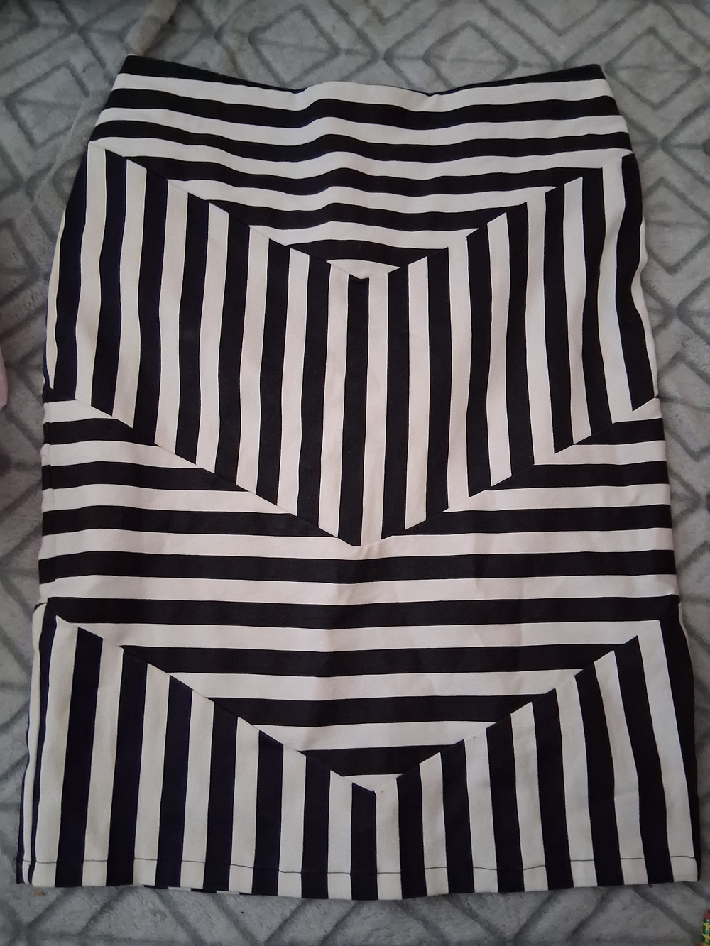 VENUS Black and White Geometric Chevron Pencil Skirt